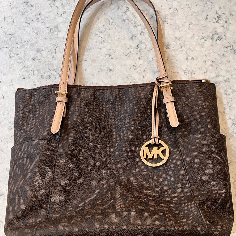 Michael Kors purse- great condition